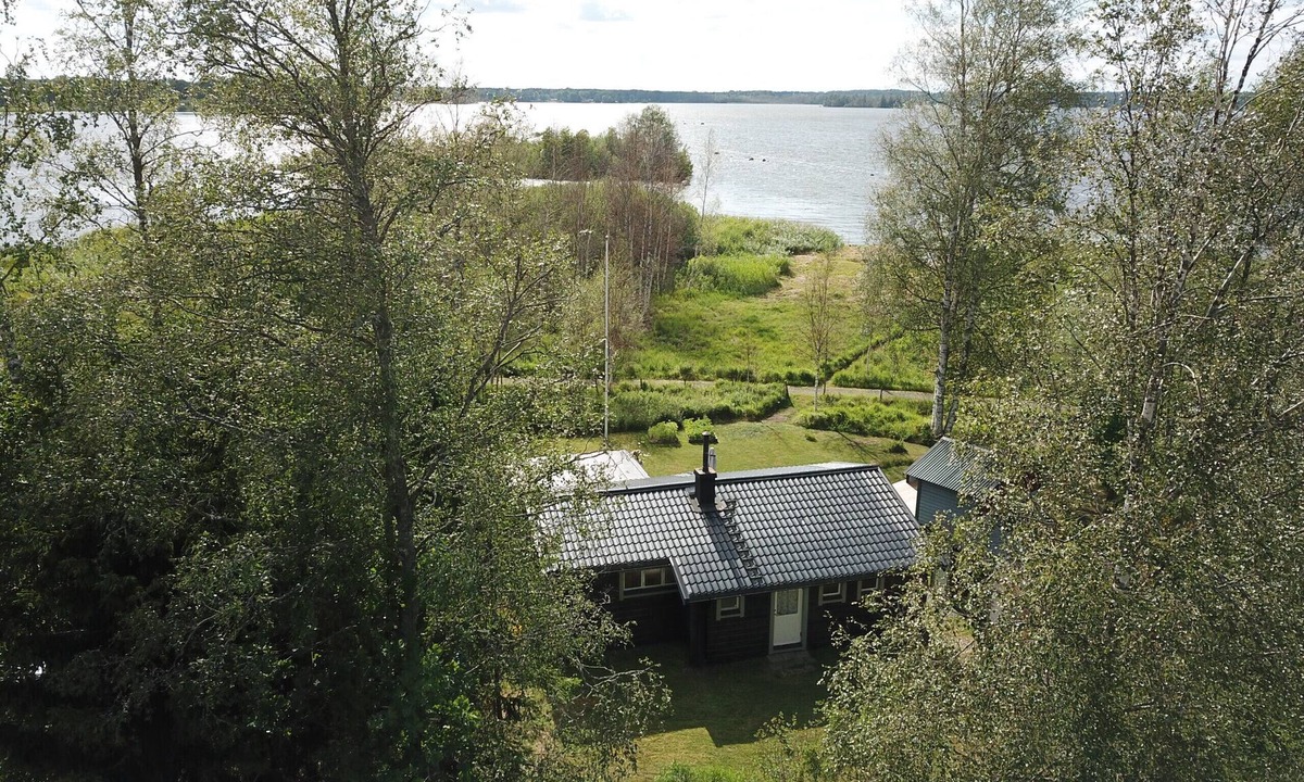 Koping Municipality House | Cozy holiday home by the lake with its own boat