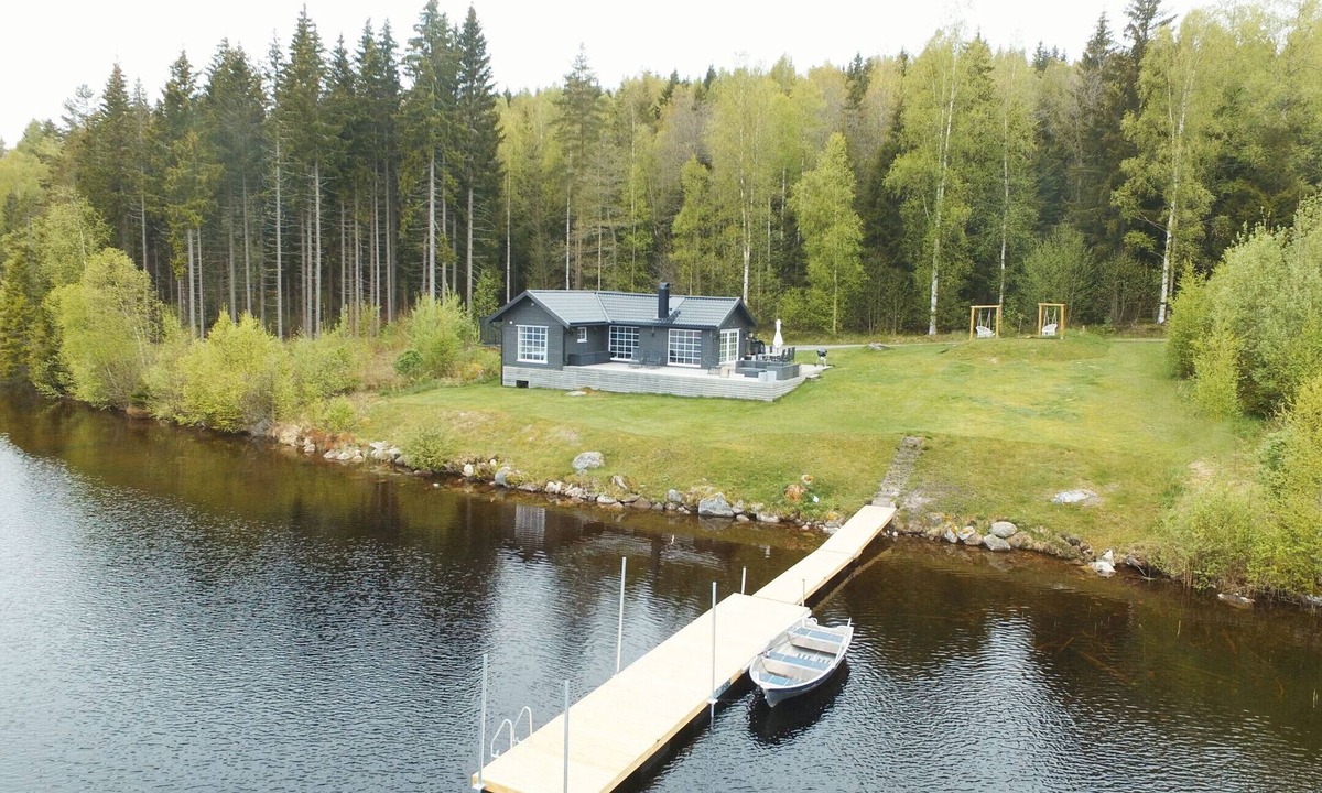 Arvika Ski Chalet | Cozy holiday home with its own jetty and panoramic views of Norra Örsjön
