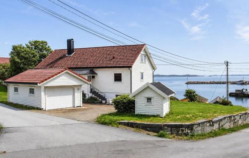 Askvoll House | Cozy Home In Atløy With House Sea View