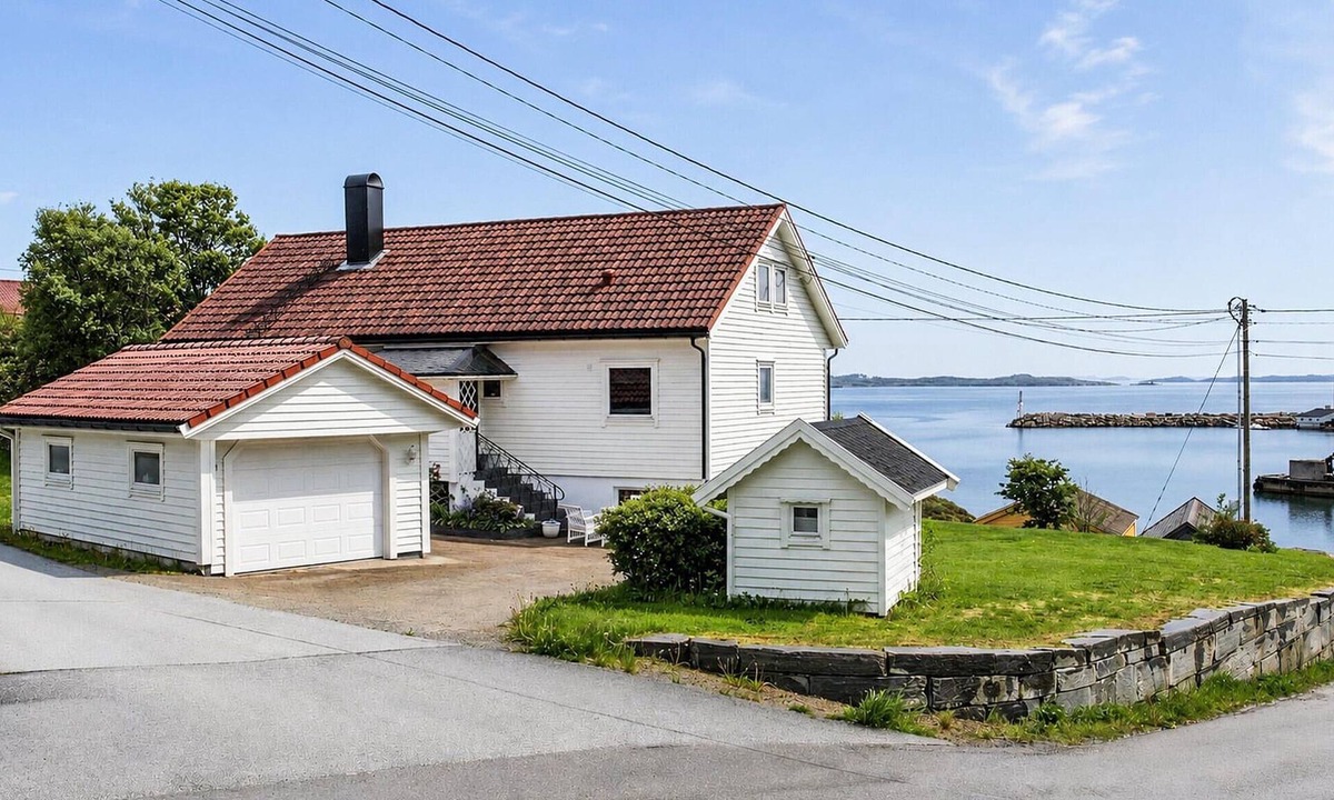 Askvoll House | Cozy home in Atløy with house sea view