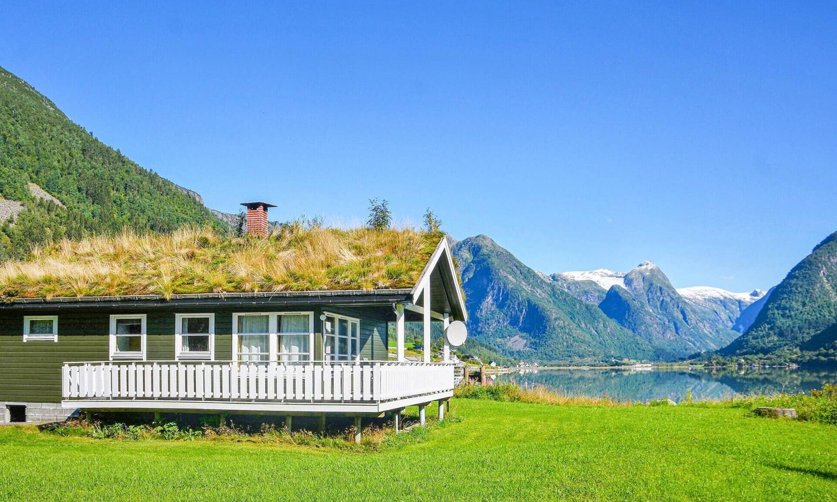 Fjaerland House | Cozy home in Fjærland with house a mountain view