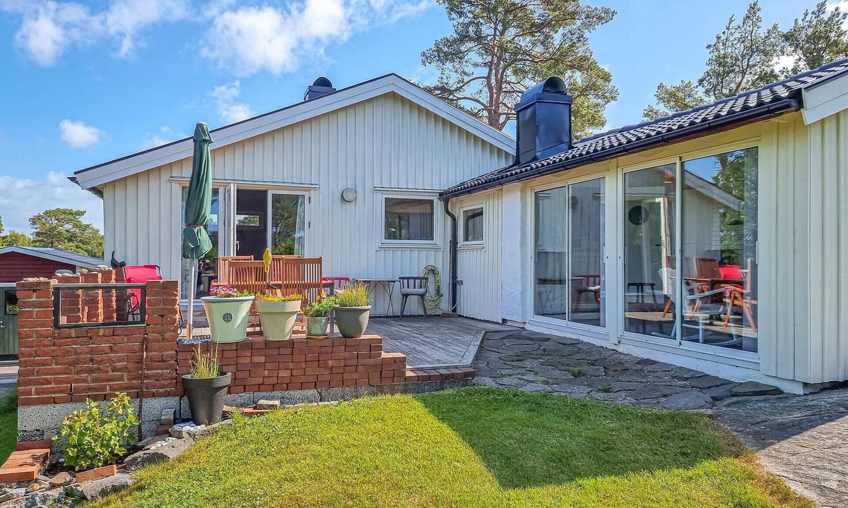 Hakenaset House | Cozy home in Höviksnäs with WiFi