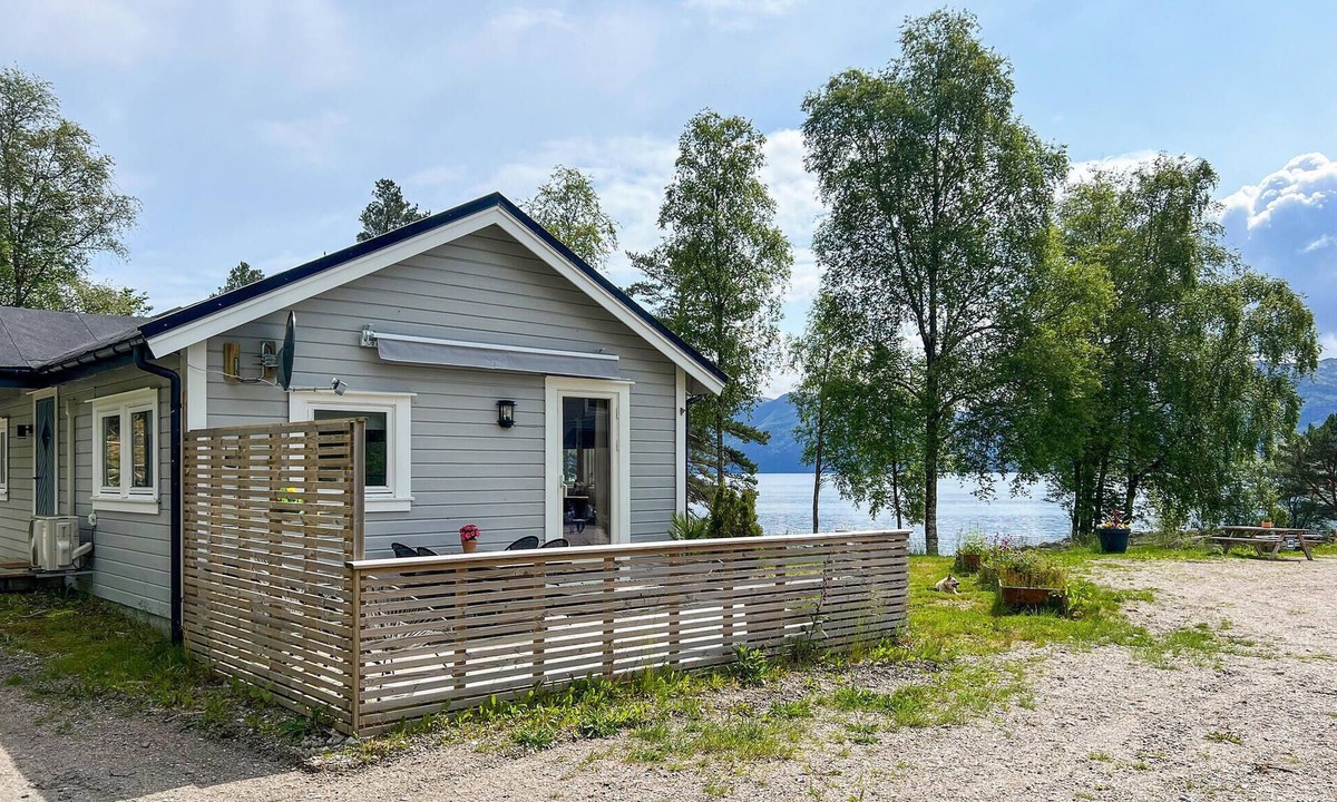 Hoyanger House | Cozy home in Lavik with house a panoramic view