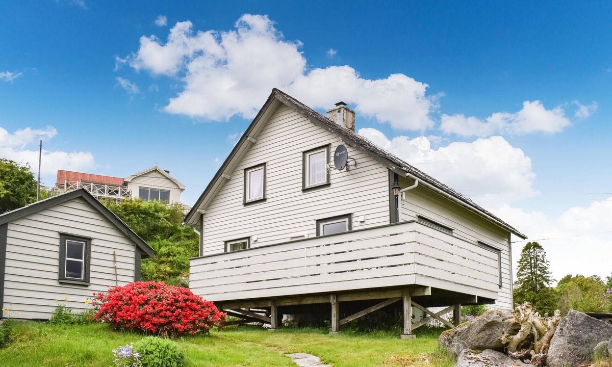 Sveio House | Cozy home in Sveio with house a panoramic view
