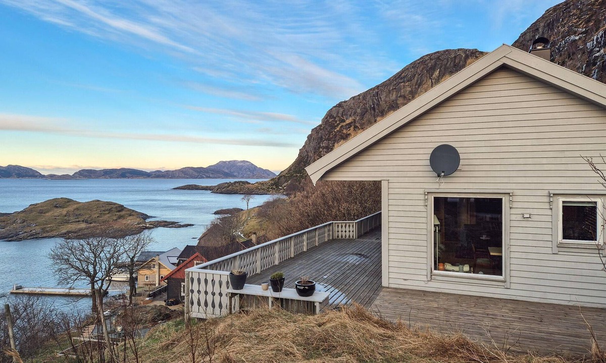 Flora Municipality House | Cozy home in Tansøy with house a panoramic view