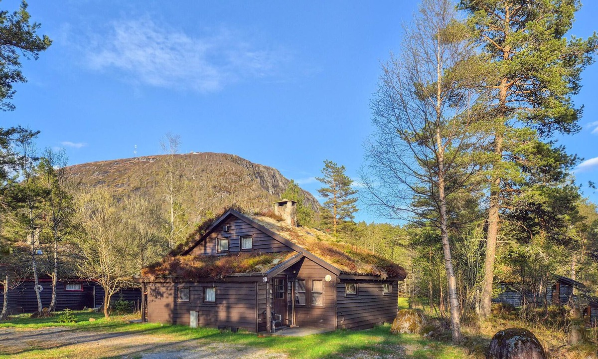 Tjørhom House | Cozy home in Tjørhom with sauna