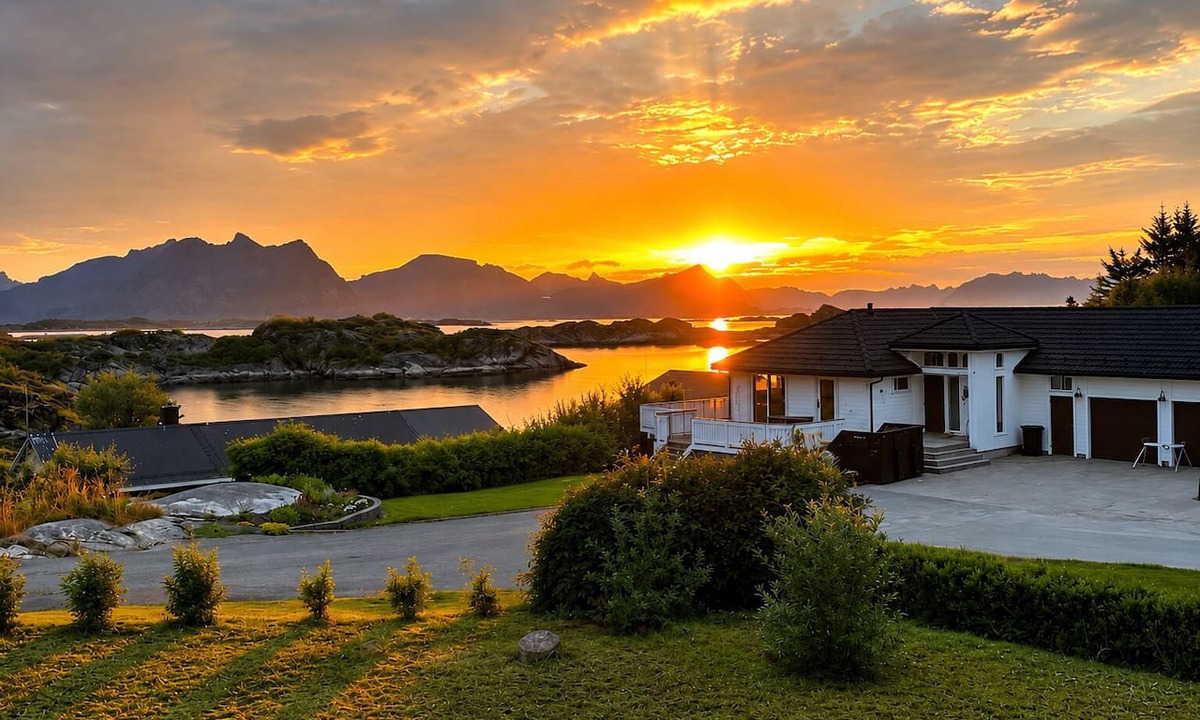Stamsund Apartment | Cozy Lofoten apartment with fjord and mountain view
