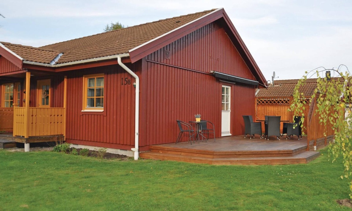 Svanskog House | Cozy semi-detached house in established cottage area.