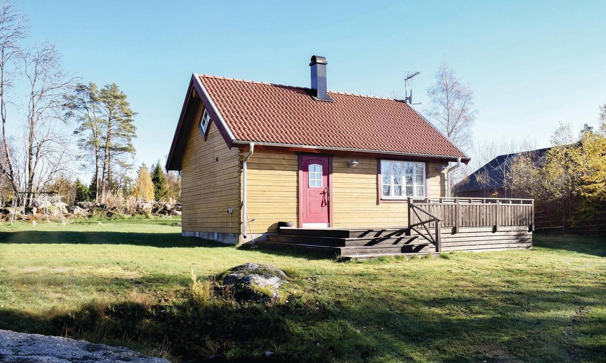 Savsjo House | Cozy wooden cottage located on the owner's farm and by the lake Sjöarydssjön.