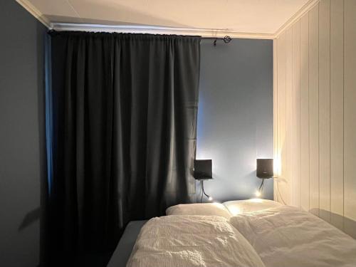 Sogndal House | Dobbeltrom på solsida, fin utsikt fra huset, privat bad og delt kjøkken og stua