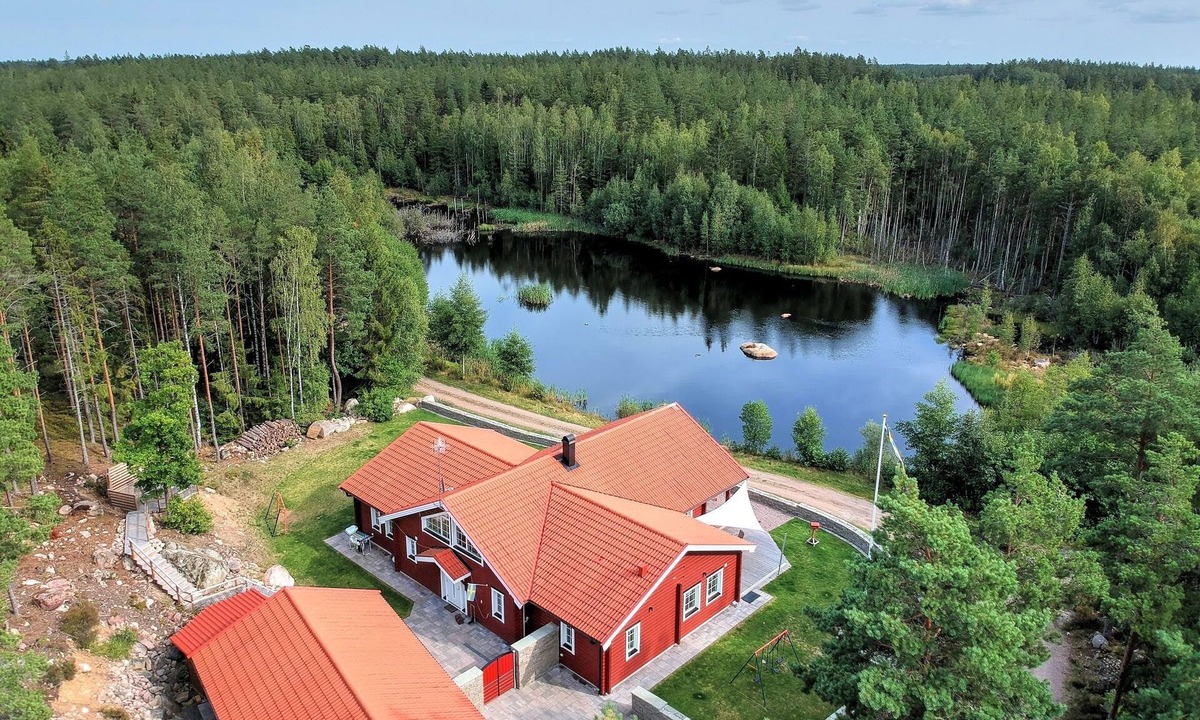 Nybro House | Dream house on the lake with sauna, fireplace, Wi-Fi, gallery/loft, boat, canoe, double garage