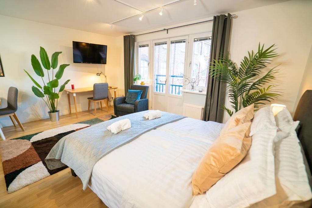 Olivedal Apartment | Earth-Toned Studio, Near Haga & Järntorget