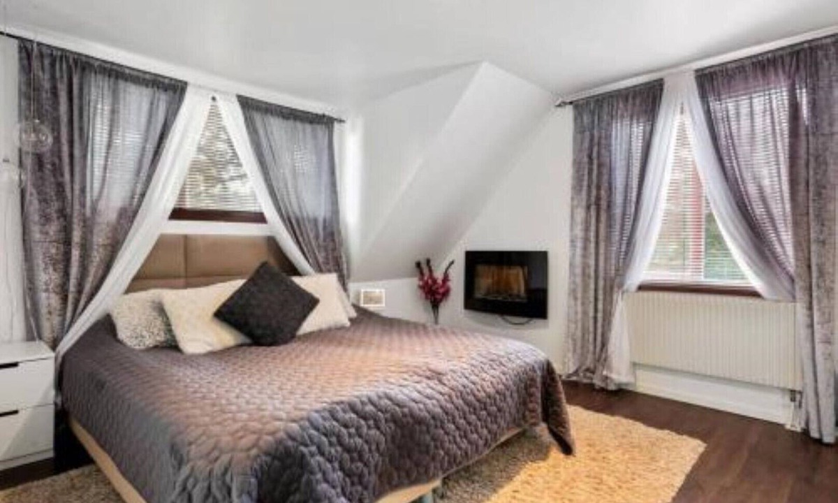 Hallstavik House | En Mysig Villa med Bastu och en Stor Inhägnad Trädgård