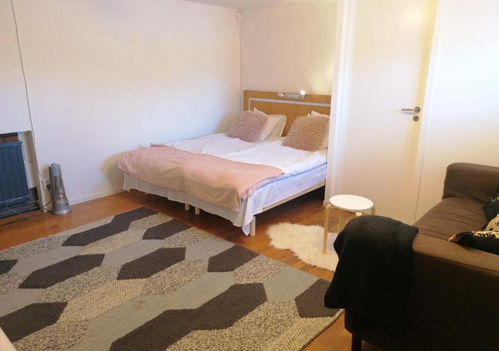 Marieberg Apartment | Ett rums lägenhet med egen ingång, parkering