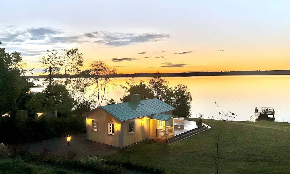Ytterbystrand Cottage | Exclusive beach cottage with a private beach, dock, and garden
