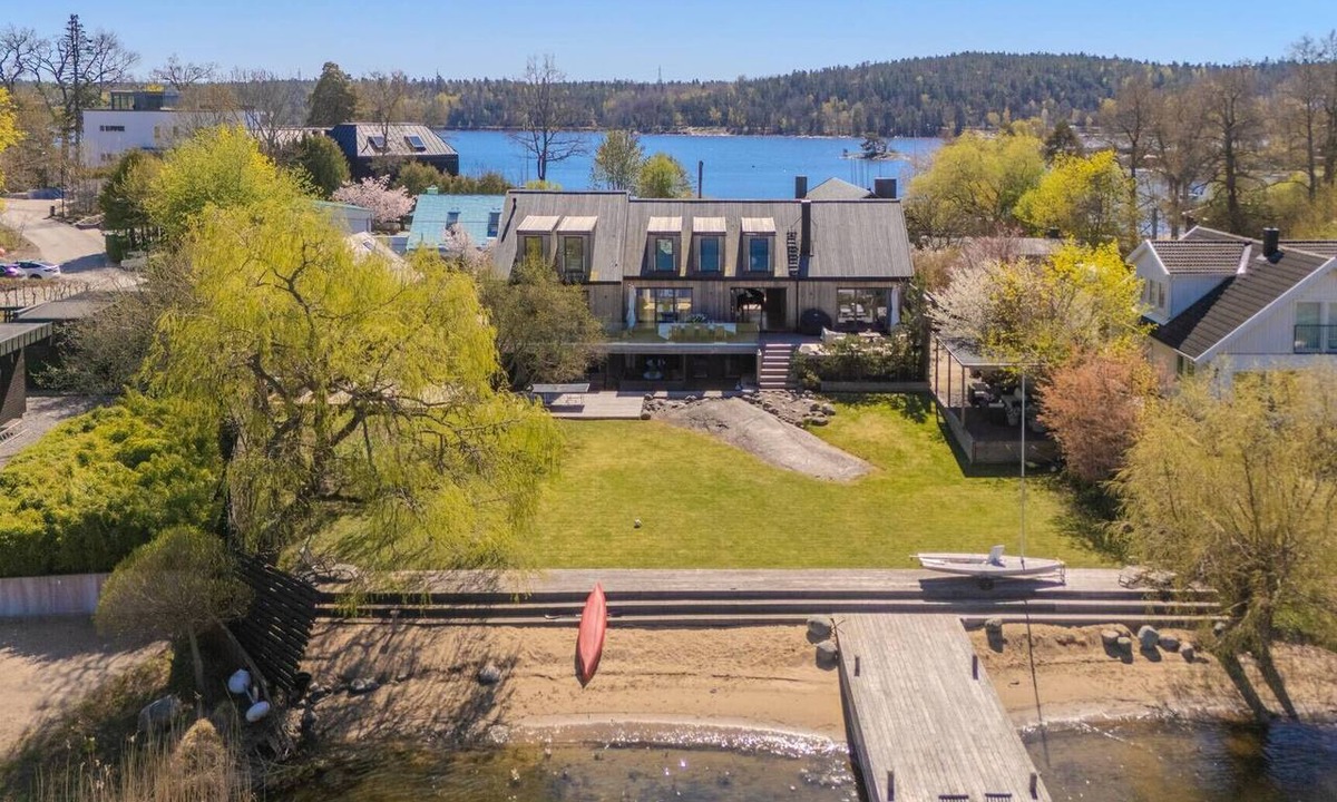 Saltsjo-Duvnas Villa | Exclusive Beachfront Villa