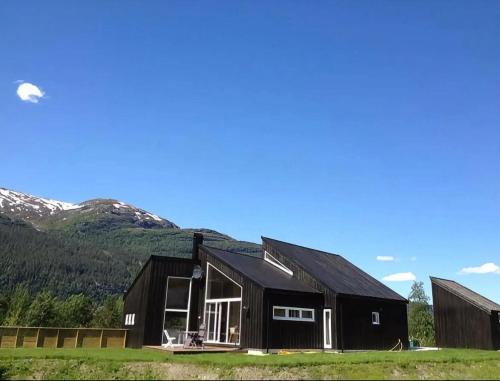 Voss House | Exclusive Designer Cabin - Panoramic Mountain View