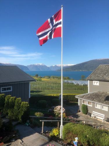 Vangsnes Villa | Exclusive log house with panoramic fjord views