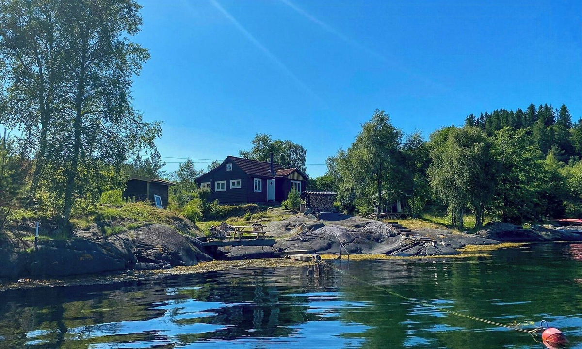 Osteroy House | Family cabin close to the water near Mjøsvågen