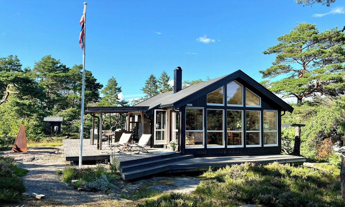 Gressvik House | Family cabin with panoramic windows by Oksrødkilen