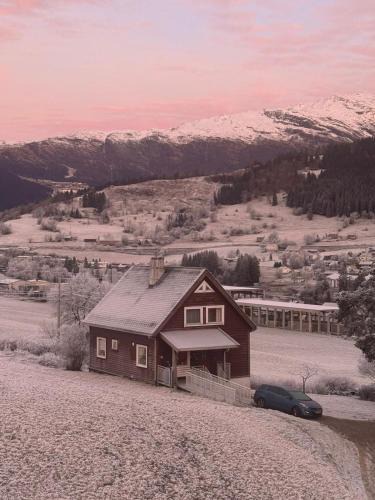 Voss House | Family Home with Panoramic Views & Free Parking