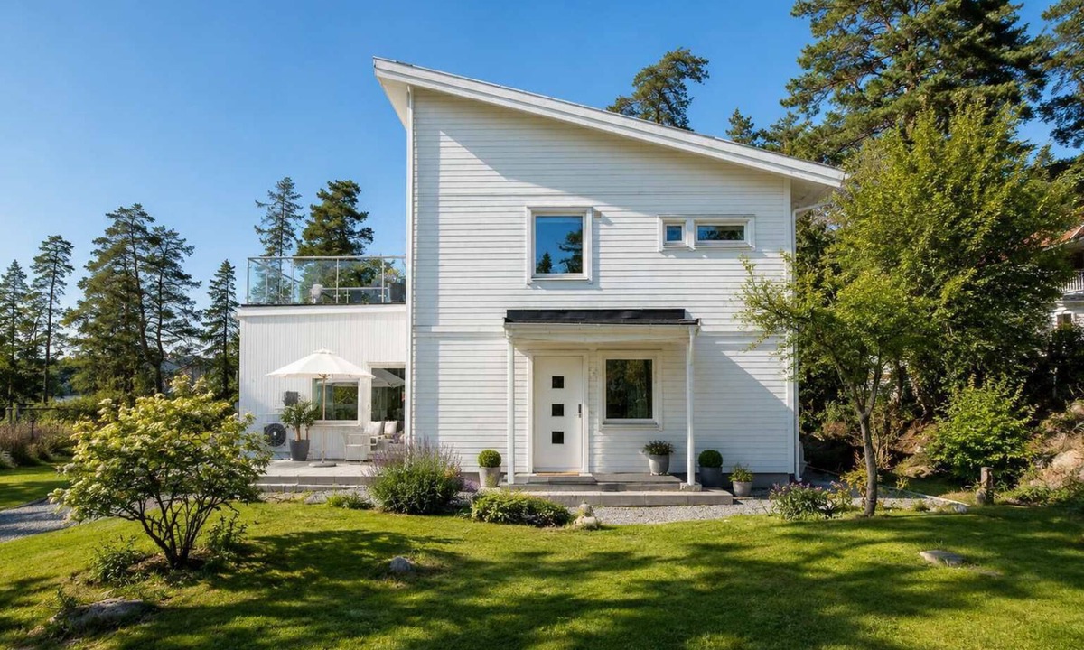 Saltsjobaden Villa | Family Villa in Saltsjöbaden near the Beach