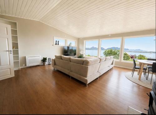 Ulstein Municipality Apartment | Fin leilighet med fjord utsikt