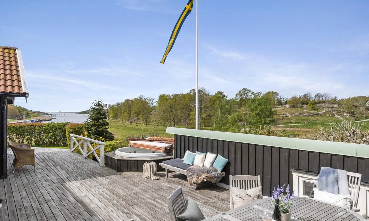 Gottskar House | First-class family accommodations with ocean views, a hot tub, and kayaks. Seats for 10.