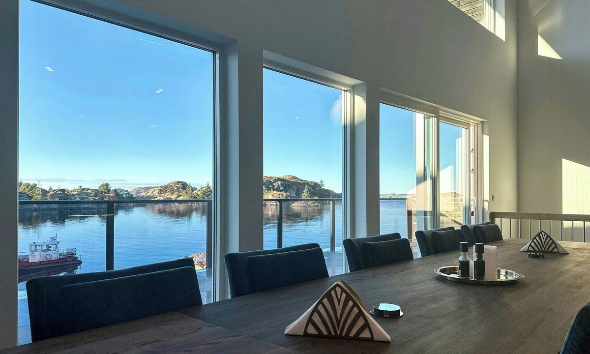 Selbjorn House | Fisherman's cottage with sea views at Kalvaneset