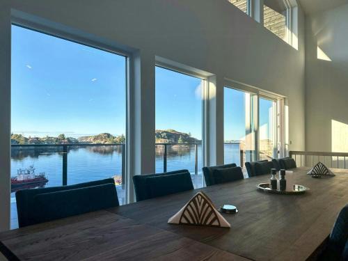 Selbjorn House | Fisherman's Cottage With Sea Views At Kalvaneset