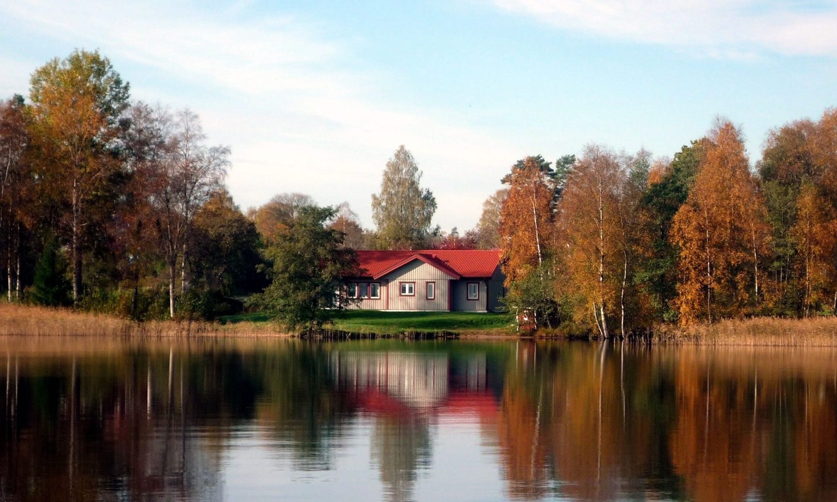 Lockna Cottage | Fishing House Lake Bolmen: Private Dock, Wood Sauna & Boat