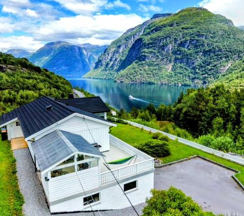 Hellesylt Apartment | Fjellhagen - Geirangerfjord view