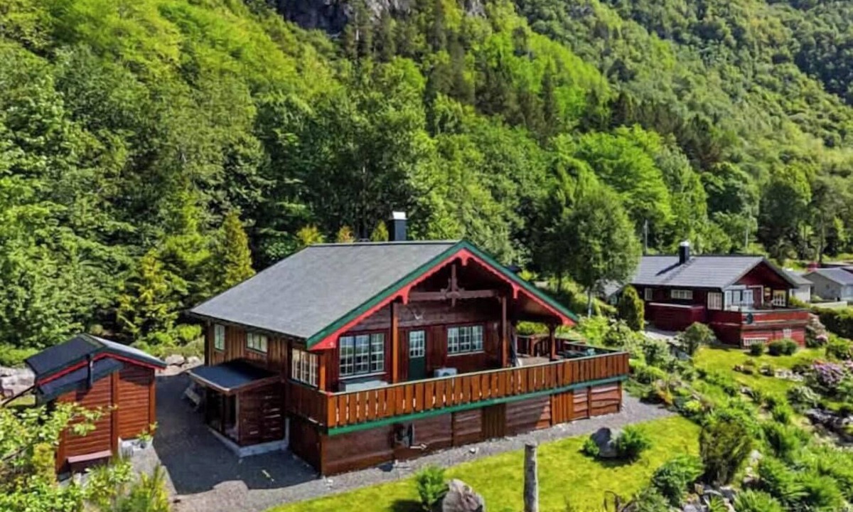 Molde House | Fjord cabin with mountain views near Molde