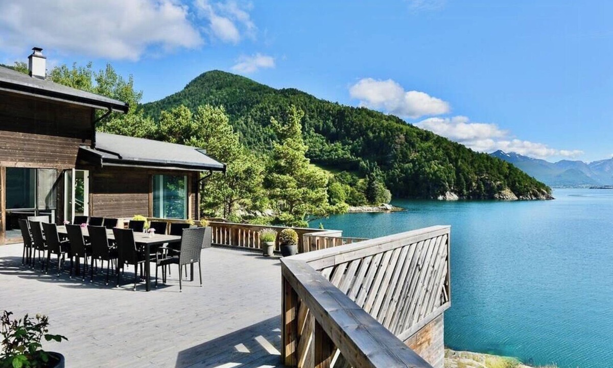 Andalsnes House | Fjord cabin with views of waterfalls