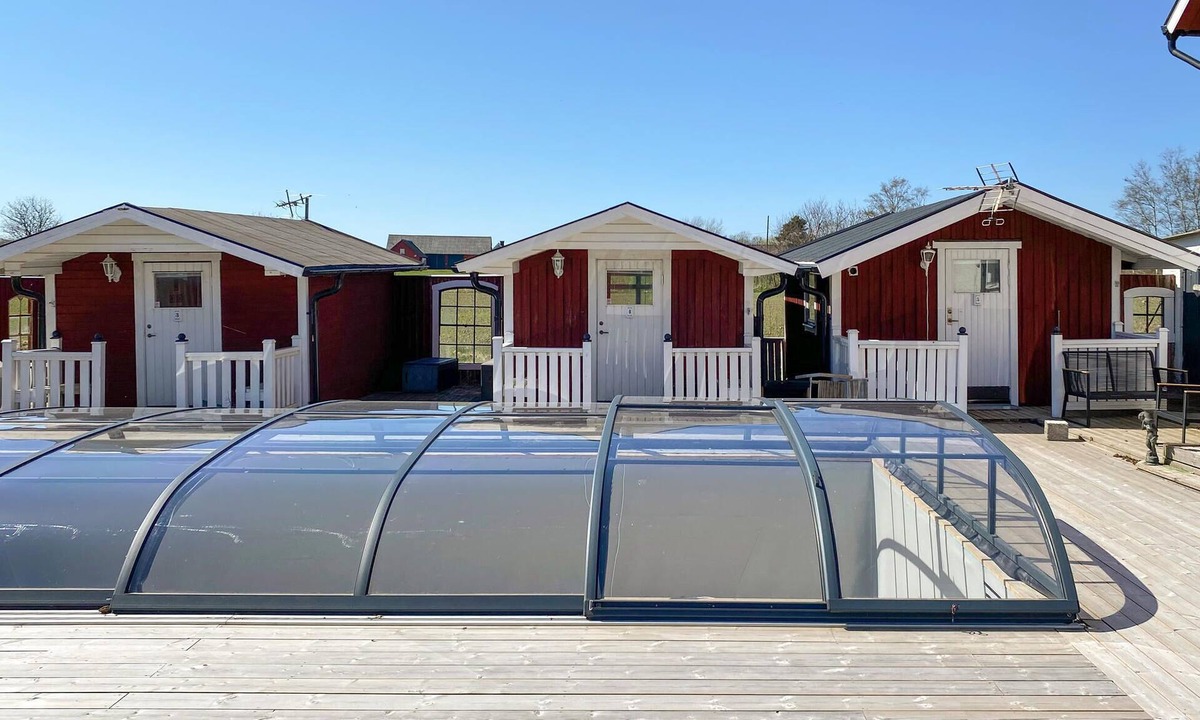 Morup House | Functionally furnished domicile, on a divided plot, with pool and barbecue.