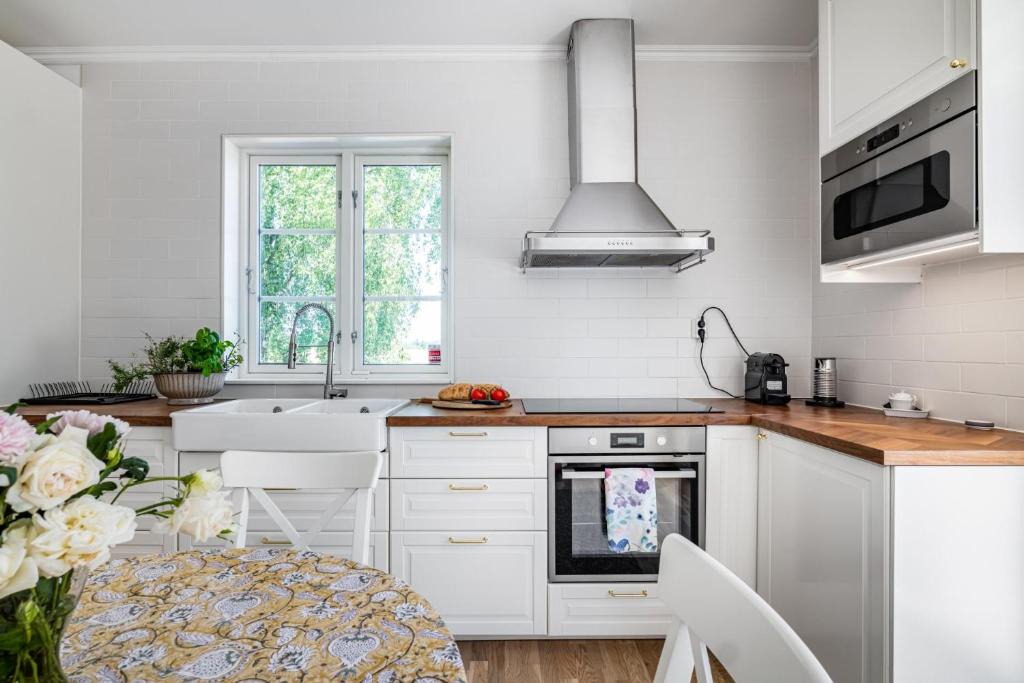 Katrineholm Municipality House | Gård med egen sjö med bryggbåt, nyrenoverat!