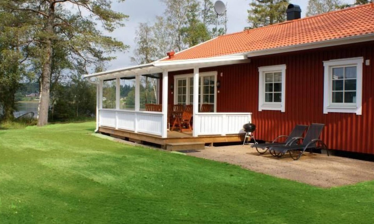 Sexdrega House | Gemütliches Holzhaus Udden mit eigenem Boot by Interhome