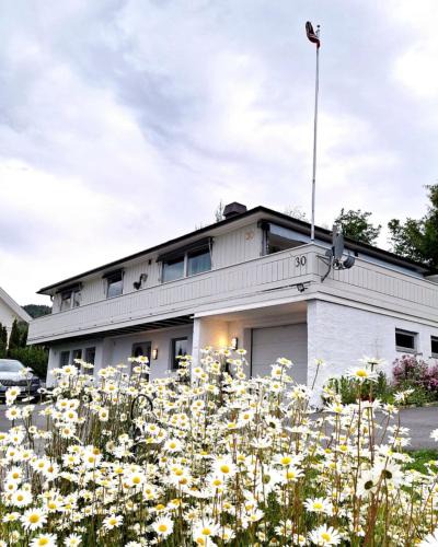 Brumunddal House | Gjesterom til leie i et privat hus 250 moh