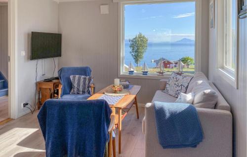 Midsund Municipality House | Gorgeous Home In Fiksdal With Wifi