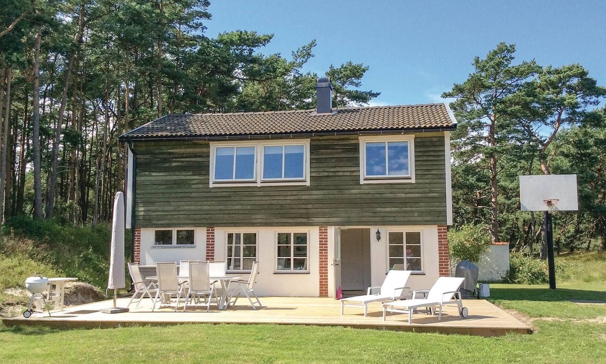 Borrby House | Gorgeous home in Borrby with WiFi