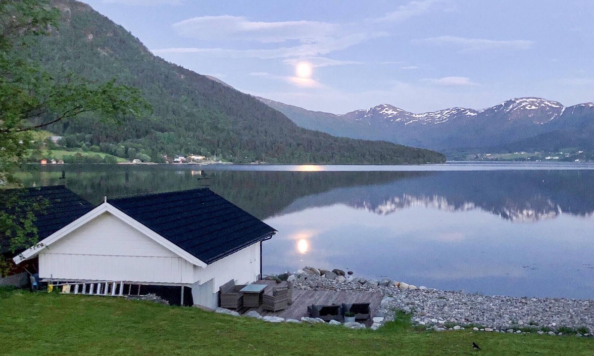 Fraena House | Gorgeous home in Elnesvågen with WiFi