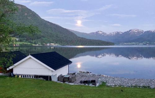 Fraena House | Gorgeous Home In Elnesvågen With Wifi