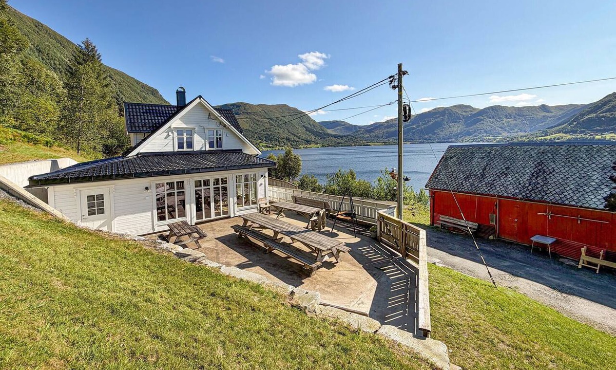Vanylven House | Gorgeous home in Fiskåbygd with house a panoramic view
