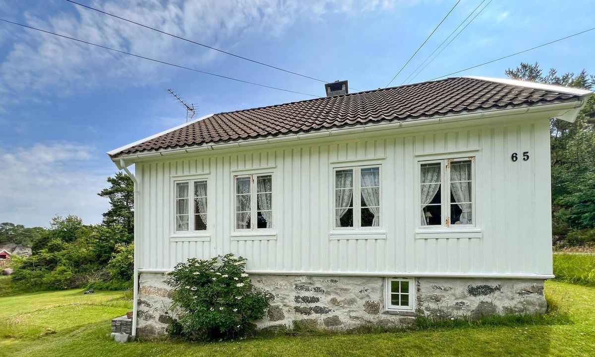 Hovag House | Gorgeous home in Høvåg with house sea view