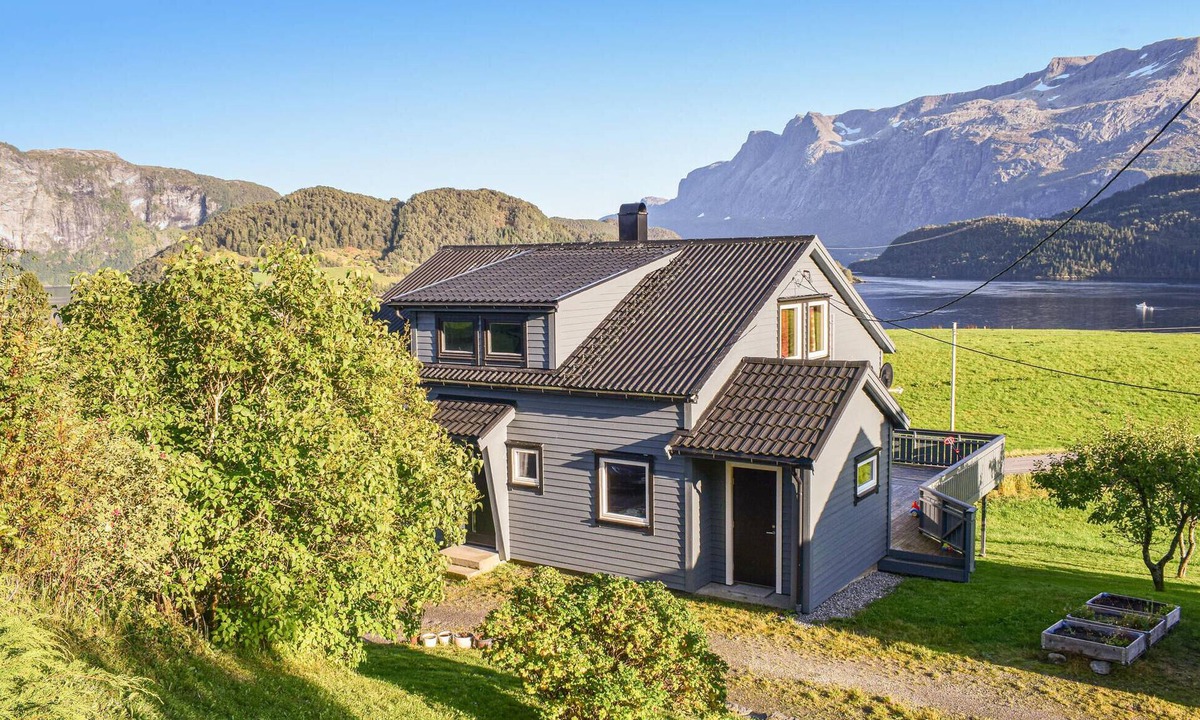 Askvoll House | Gorgeous home in Kvammen with house a panoramic view