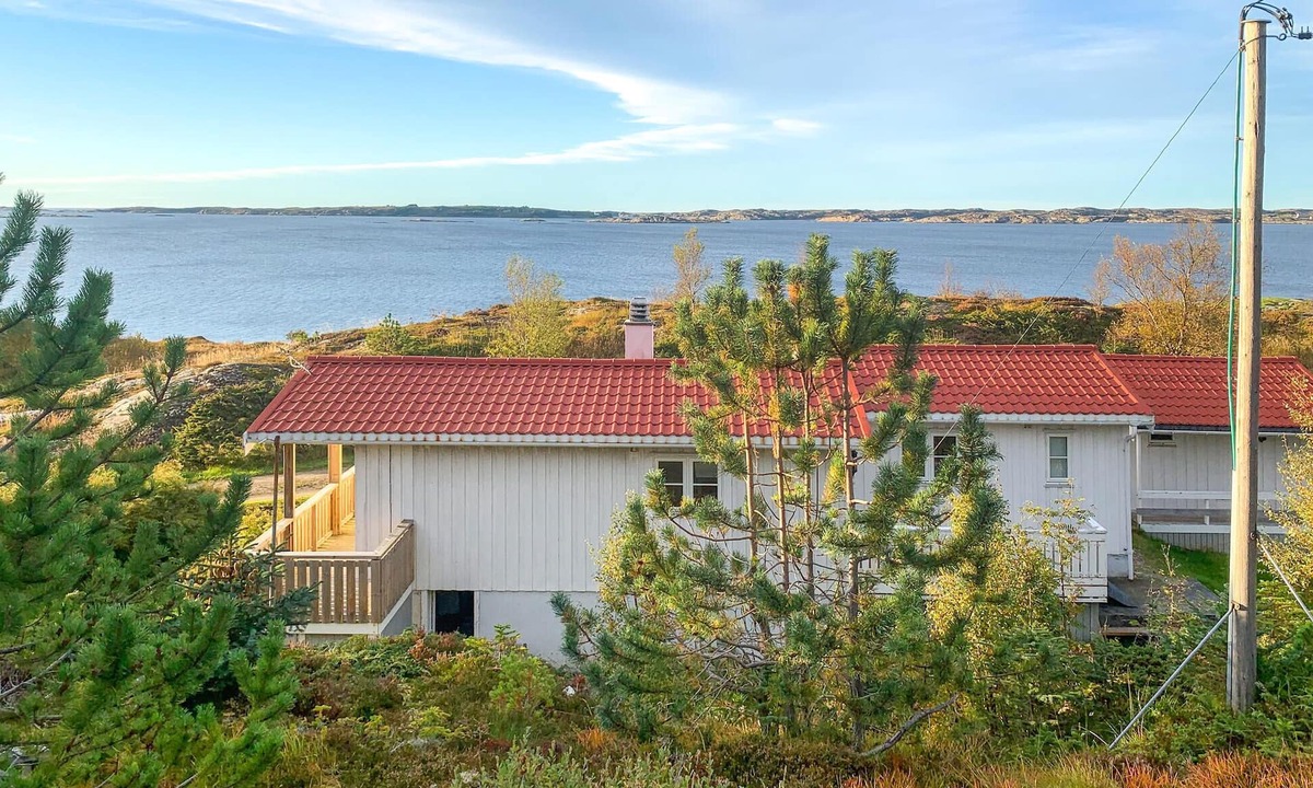 Kvenvær House | Gorgeous home in Kvenvær with house sea view