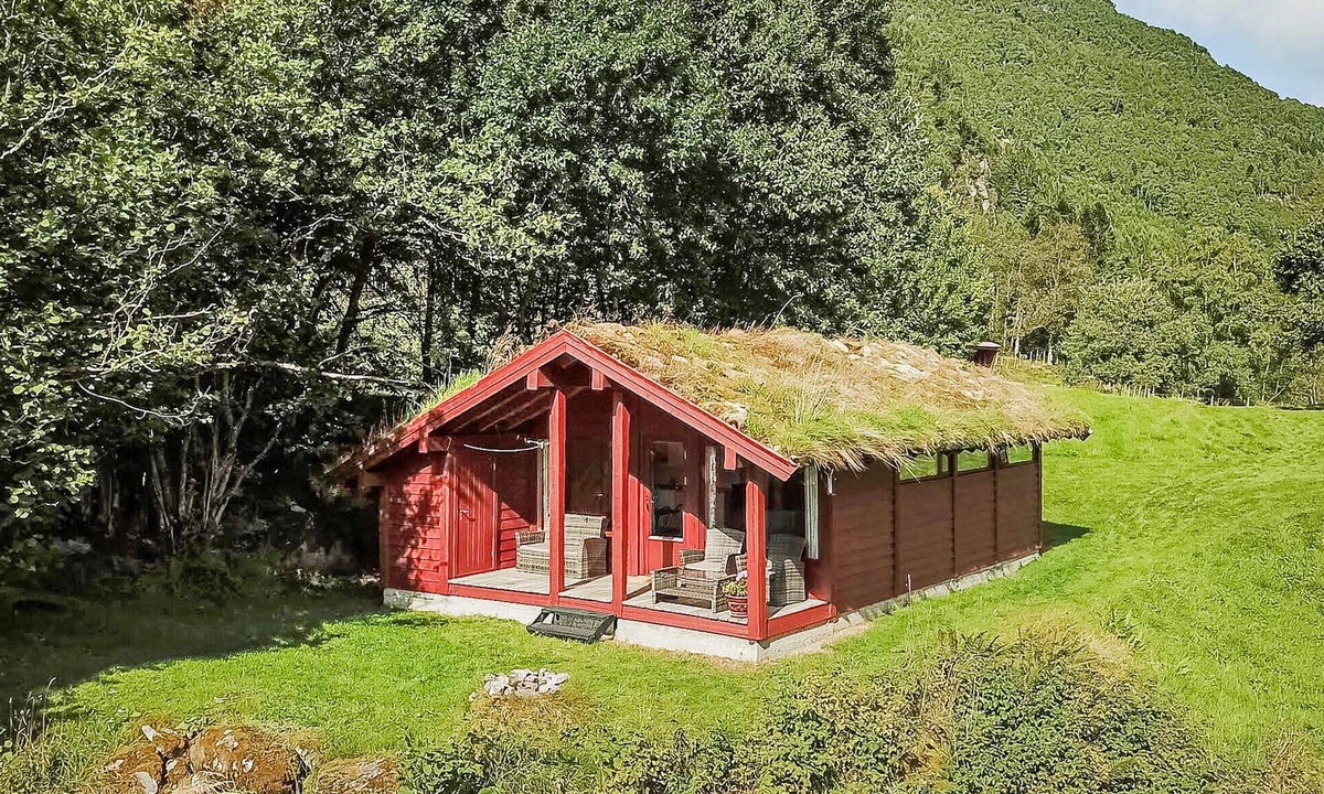 Olden House | Gorgeous home in Olden with house a mountain view