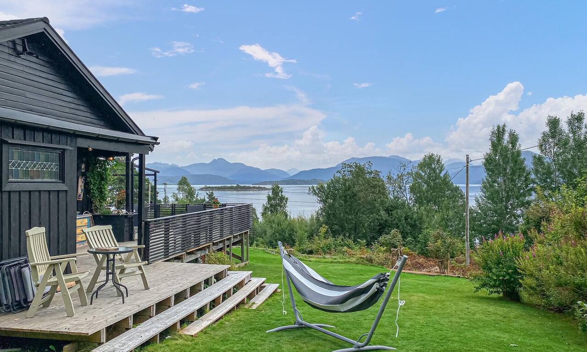 Torjulvagen House | Gorgeous home in Tingvoll with house sea view