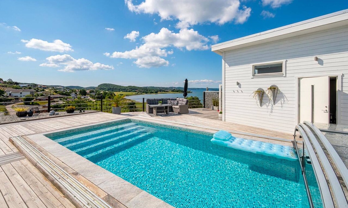 Uddevalla Municipality House | Gorgeous home in Uddevalla with private swimming pool, can be inside or outside