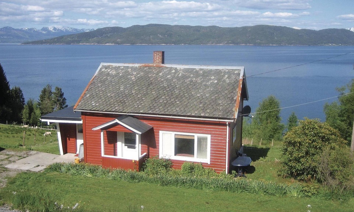 Vestnes House | Gorgeous home in Vågstranda with house sea view